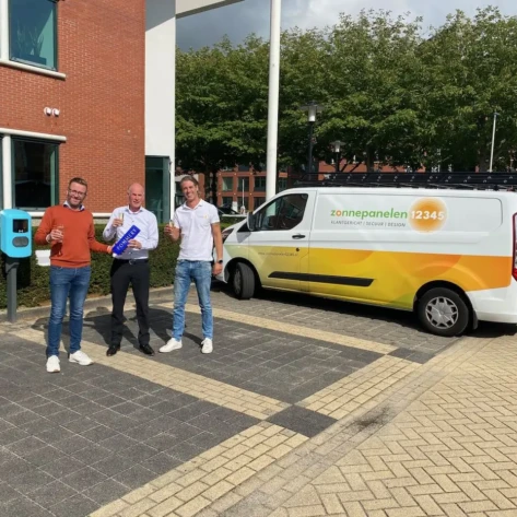 Parkeerplaats met laadpunten bij Vuyk Engineering in Rotterdam